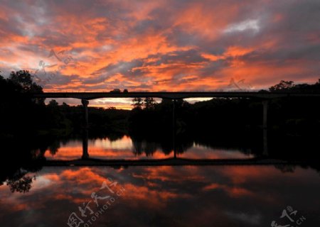 桥梁夕阳图片