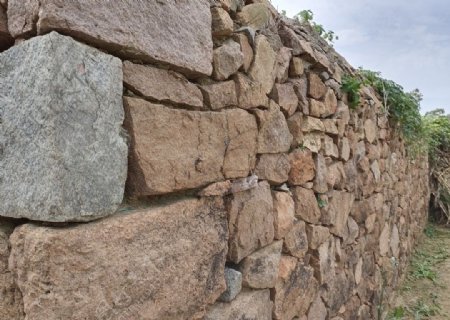 大片的石块堆砌的墙图片