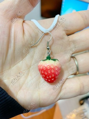 草莓耳坠图片