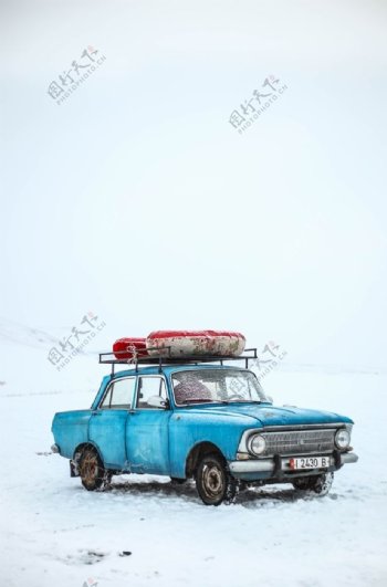 冰原上的小汽车图片