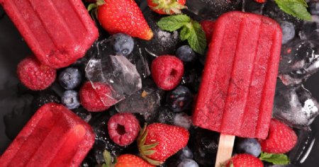 红色冰淇淋草莓蓝莓冰块图片