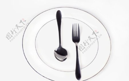 白色的盘子和叉子图片