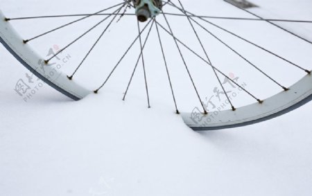雪地里的自行车轮图片