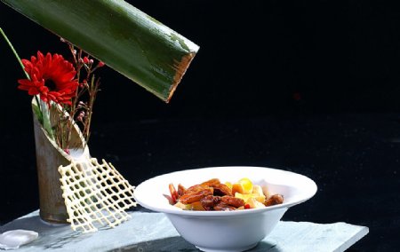 湘菜鲜竹筒烧松茸图片