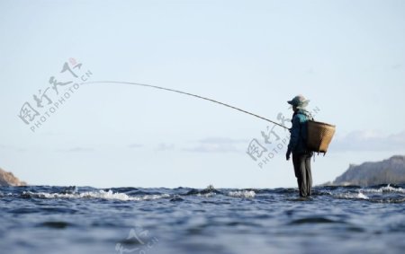 海边垂钓的渔农图片