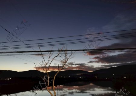 夜幕下的乡村图片