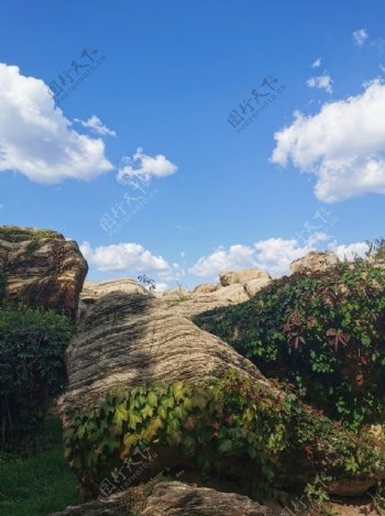 金石园石头蓝天图片