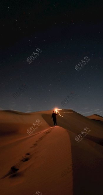 沙漠拿照明棒的人图片