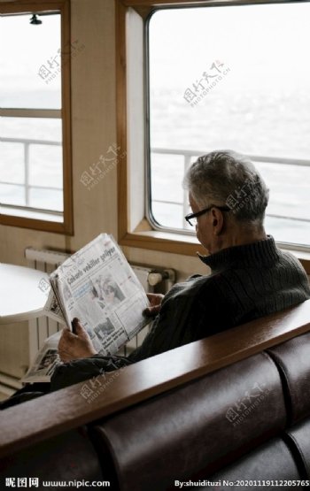 看报纸老人图片