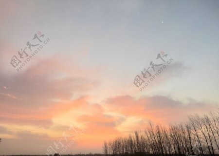 冬日早晨朝霞与明月天气晴朗图片
